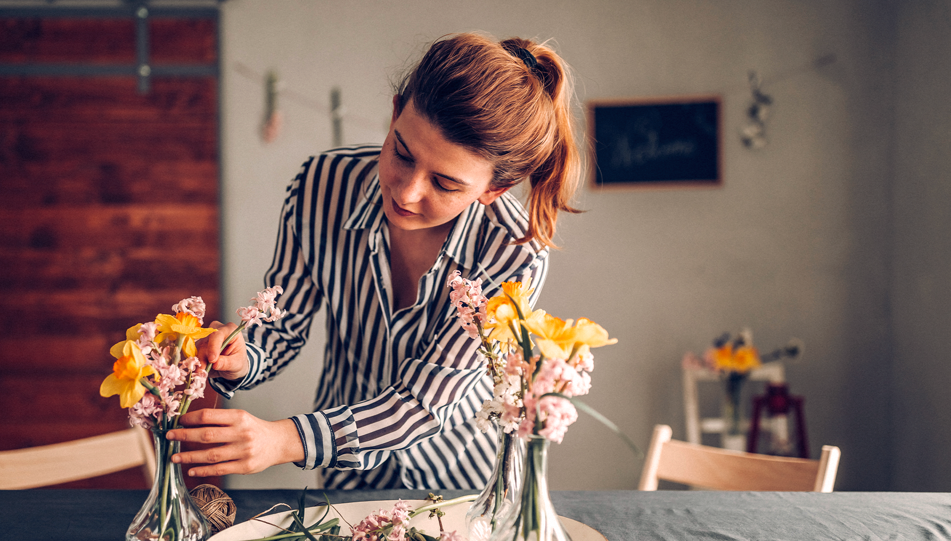 Mujer-arreglando-un-florero-en-su-casa