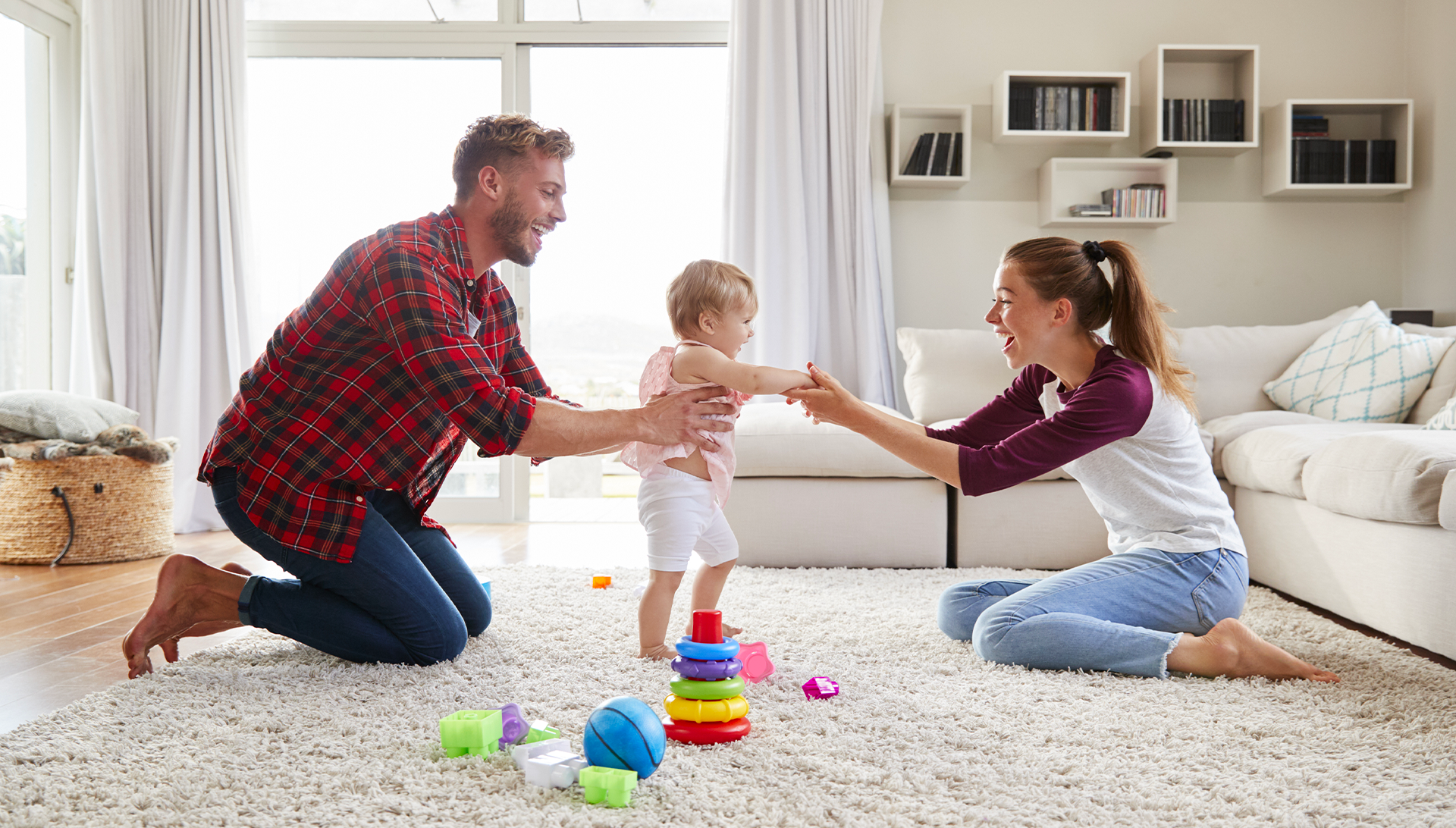 Pareja-enseñando-a-caminar-a-su-hijo