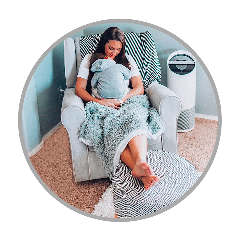 Mamá-con-su-hijo-respirando-aire-puro